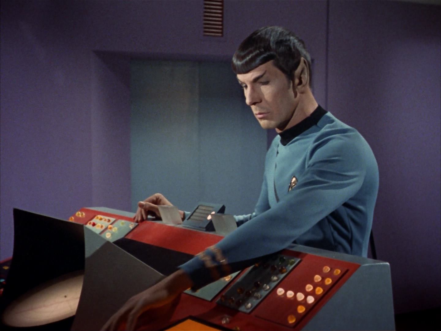 ariane179254_StarTrek_3x16_TheMarkOfGideon_2395.jpg