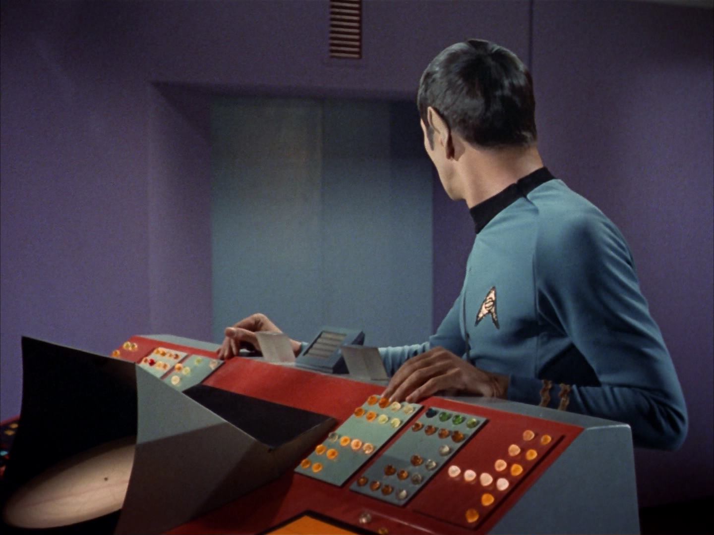 ariane179254_StarTrek_3x16_TheMarkOfGideon_2397.jpg