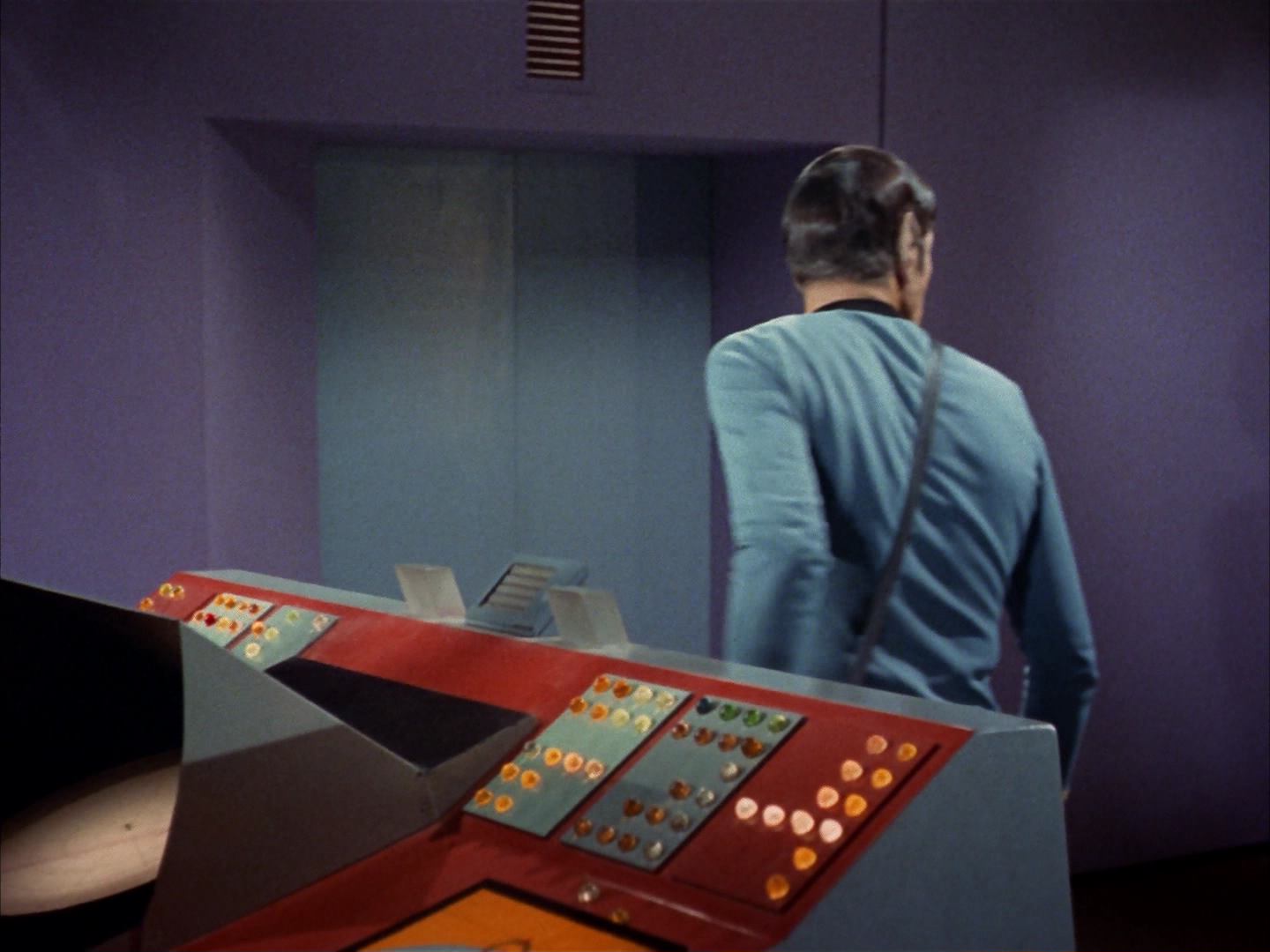 ariane179254_StarTrek_3x16_TheMarkOfGideon_2399.jpg