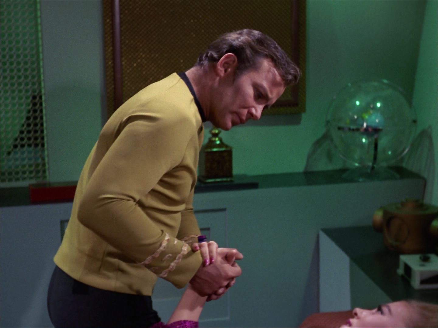 ariane179254_StarTrek_3x16_TheMarkOfGideon_2948.jpg