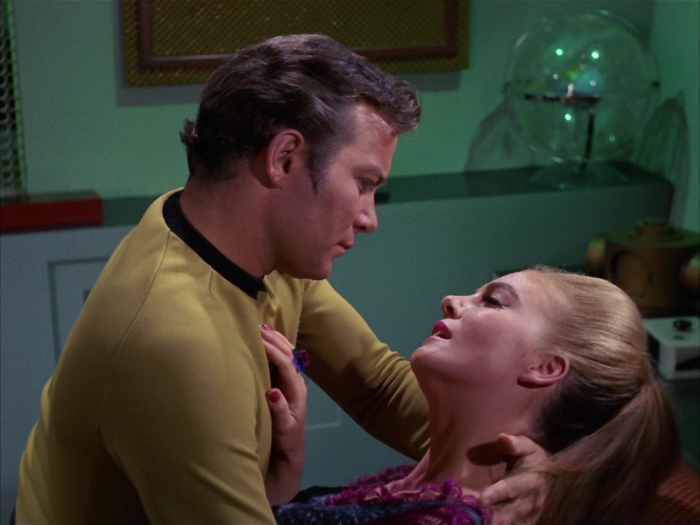ariane179254_StarTrek_3x16_TheMarkOfGideon_2972.jpg