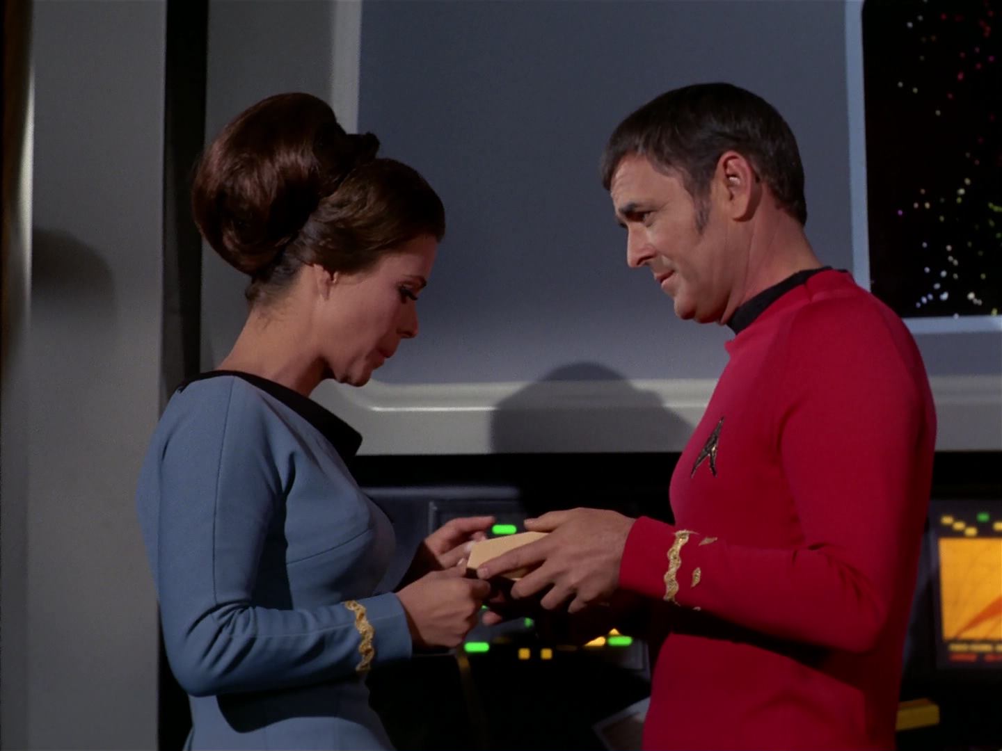 ariane179254_StarTrek_3x18_TheLightsOfZetar_0078.jpg