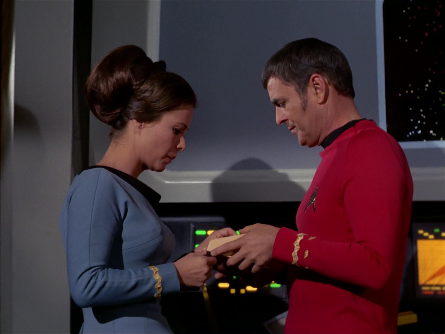 ariane179254_StarTrek_3x18_TheLightsOfZetar_0082.jpg