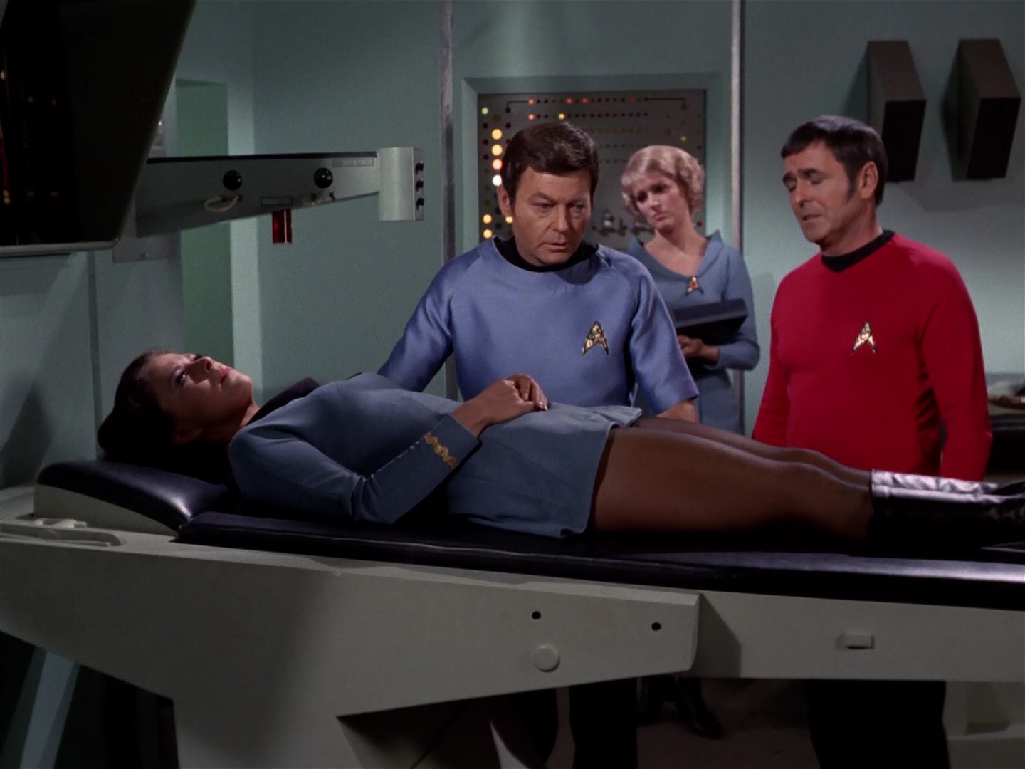 ariane179254_StarTrek_3x18_TheLightsOfZetar_0623.jpg