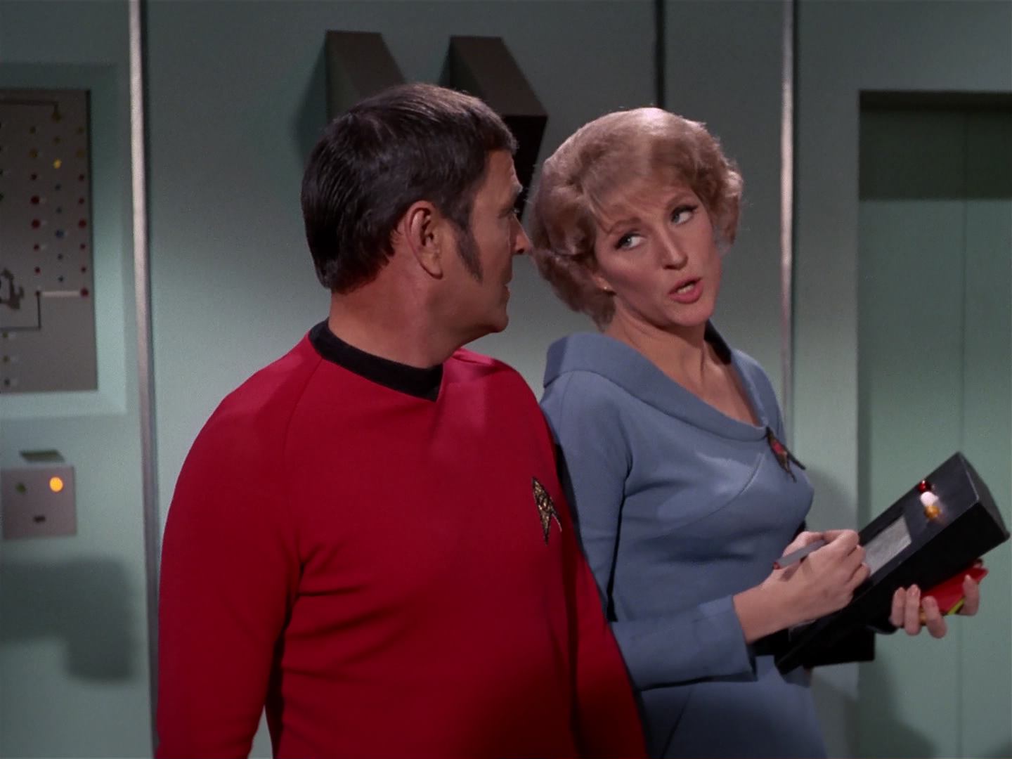 ariane179254_StarTrek_3x18_TheLightsOfZetar_0646.jpg
