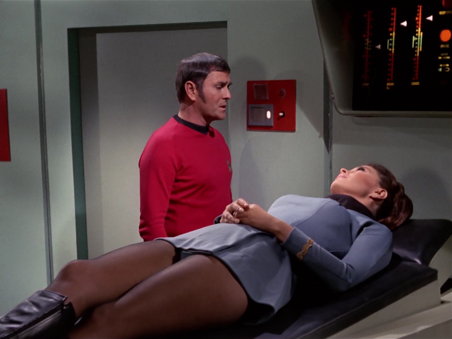 ariane179254_StarTrek_3x18_TheLightsOfZetar_0855.jpg