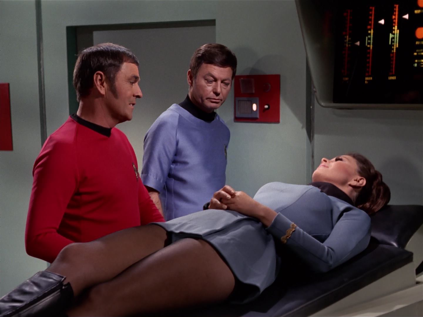 ariane179254_StarTrek_3x18_TheLightsOfZetar_0874.jpg
