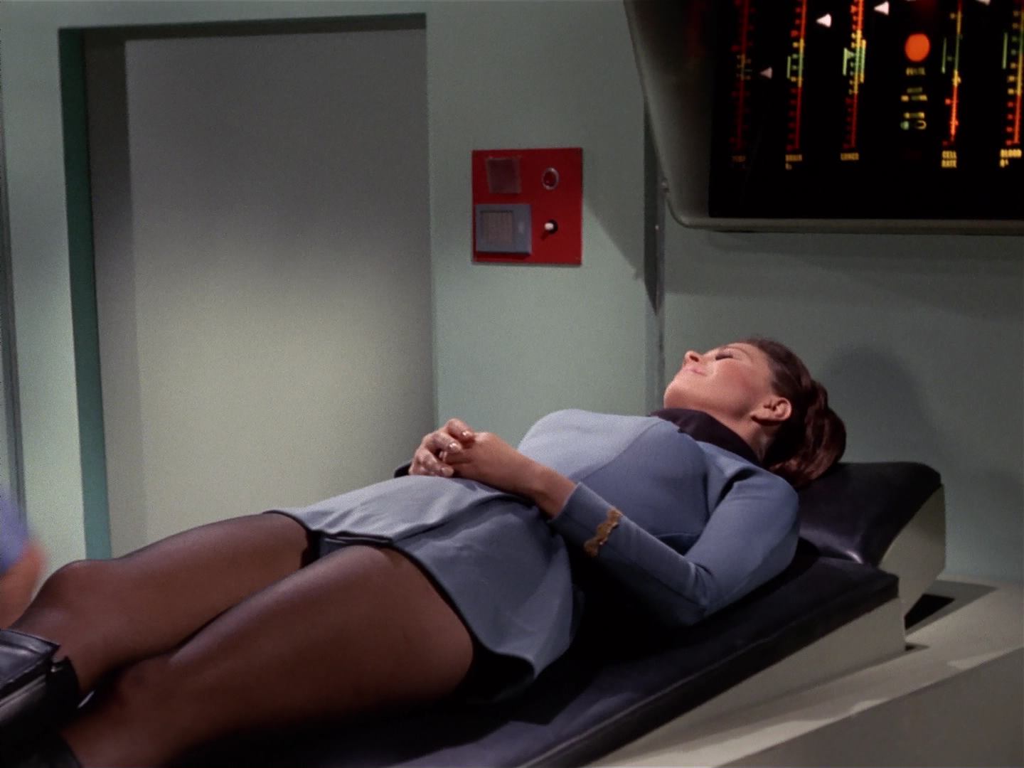 ariane179254_StarTrek_3x18_TheLightsOfZetar_0883.jpg
