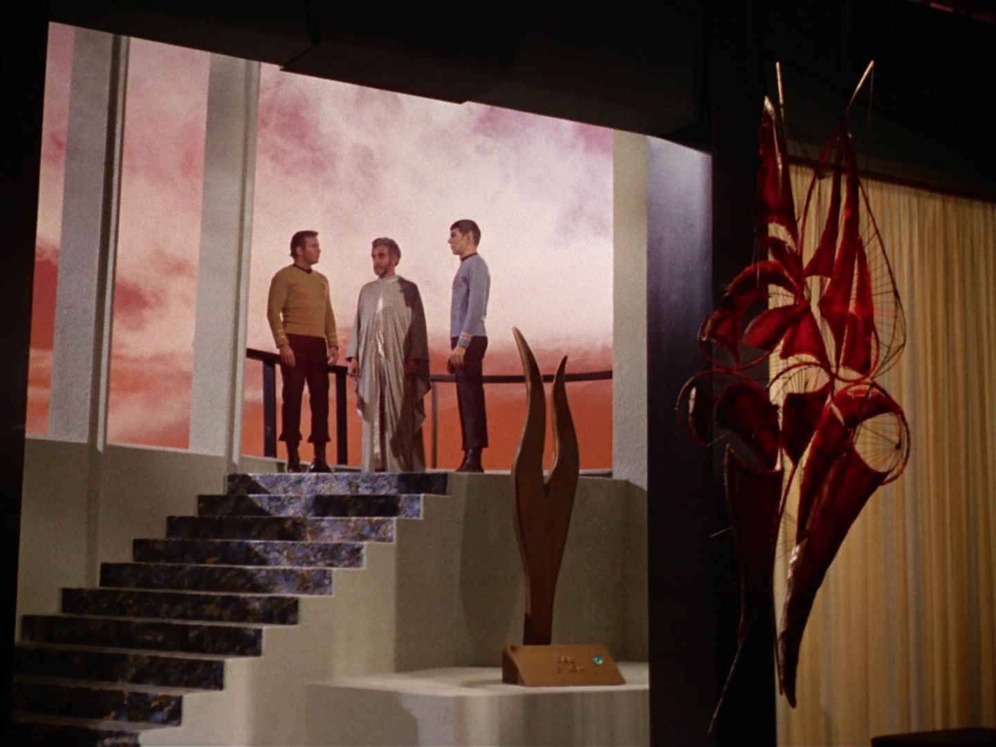 ariane179254_StarTrek_3x21_TheCloudMinders_0484.jpg