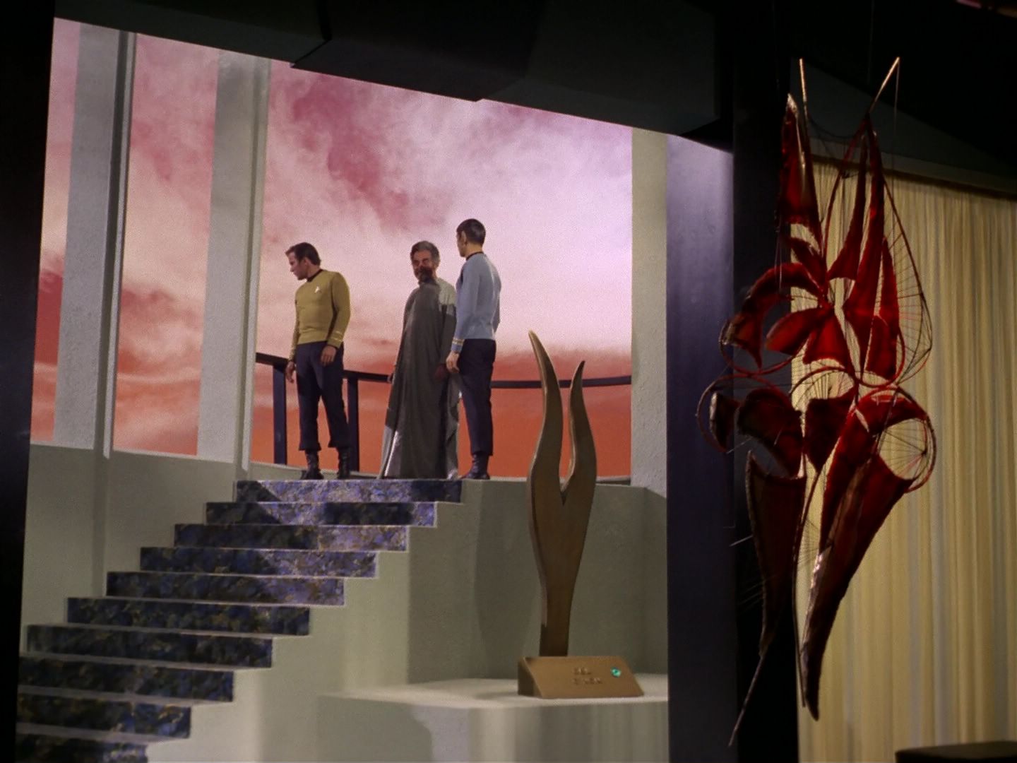 ariane179254_StarTrek_3x21_TheCloudMinders_0503.jpg