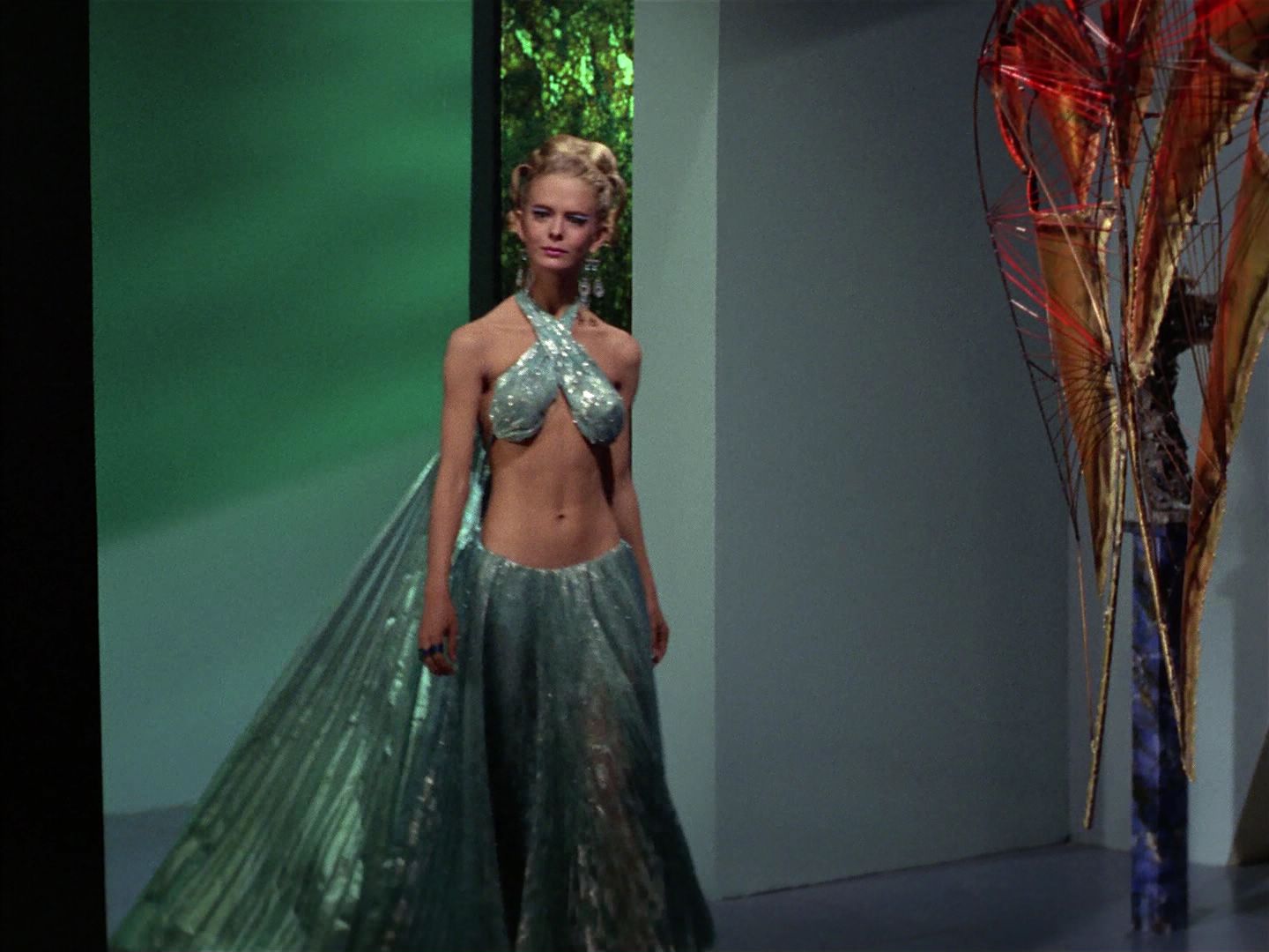 ariane179254_StarTrek_3x21_TheCloudMinders_0509.jpg