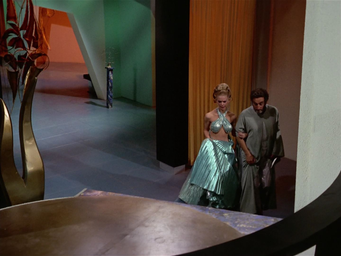ariane179254_StarTrek_3x21_TheCloudMinders_0662.jpg