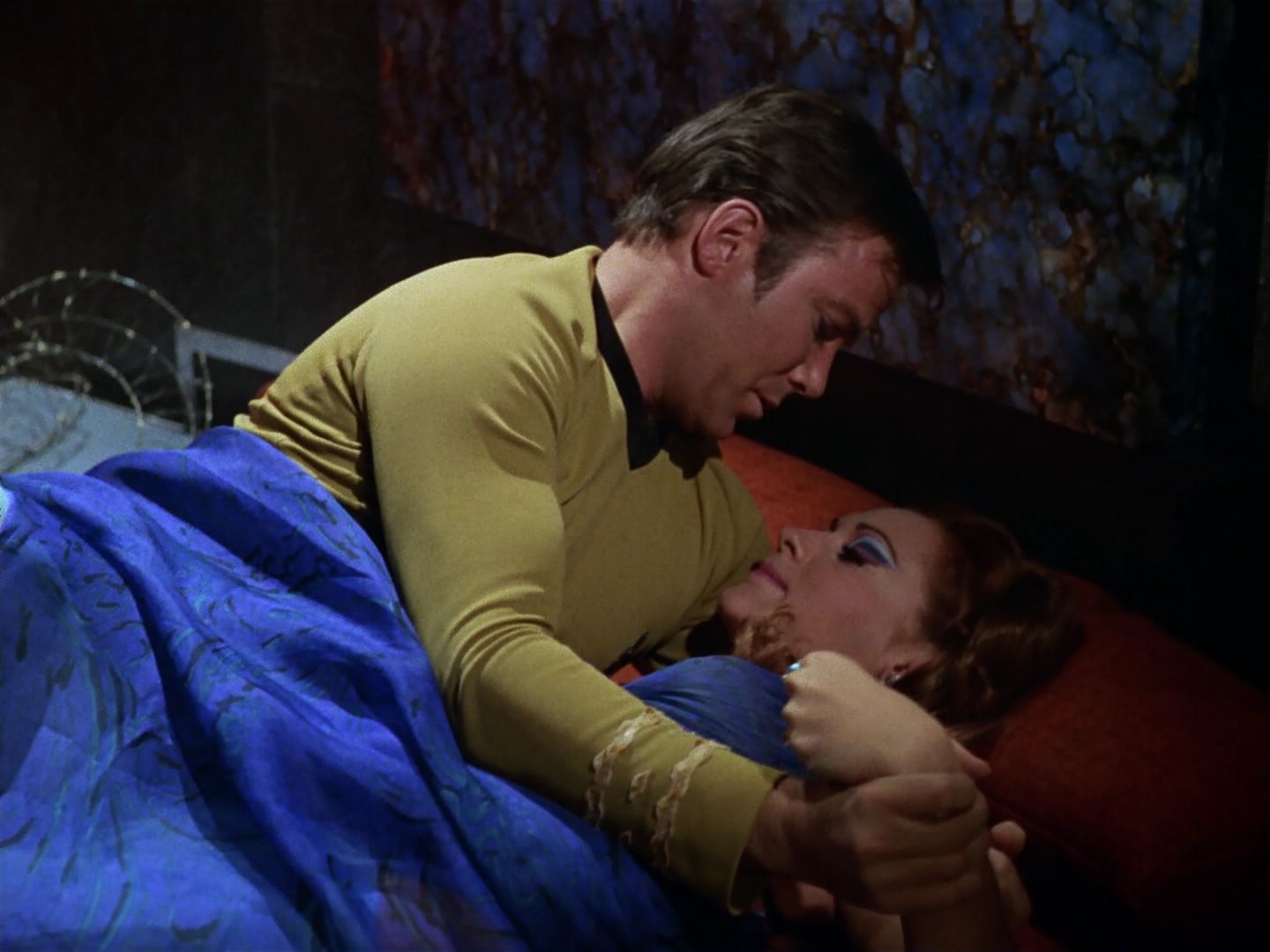 ariane179254_StarTrek_3x21_TheCloudMinders_1041.jpg
