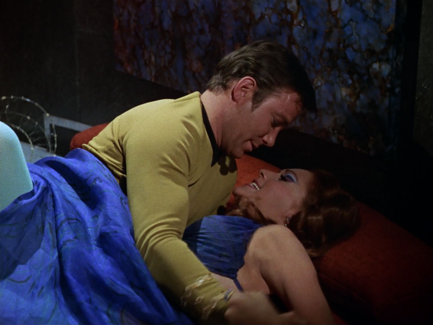 ariane179254_StarTrek_3x21_TheCloudMinders_1056.jpg