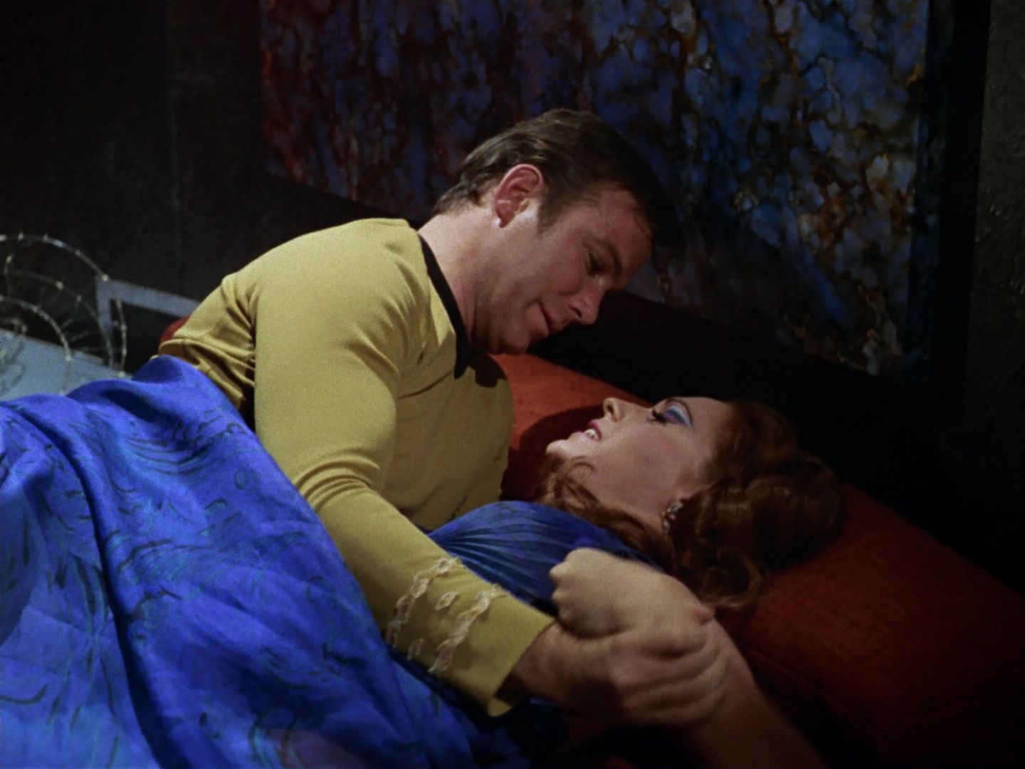 ariane179254_StarTrek_3x21_TheCloudMinders_1064.jpg