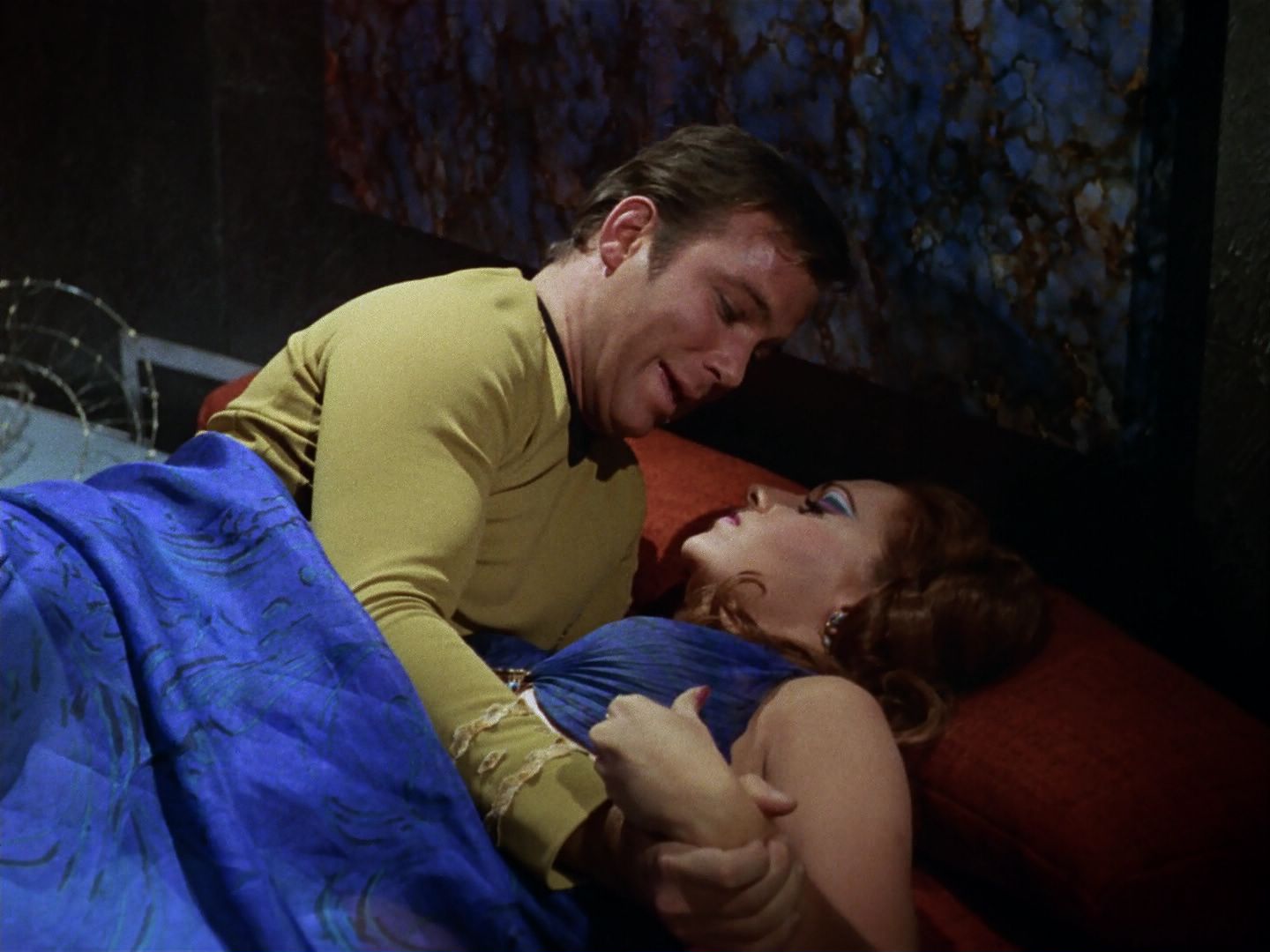 ariane179254_StarTrek_3x21_TheCloudMinders_1070.jpg