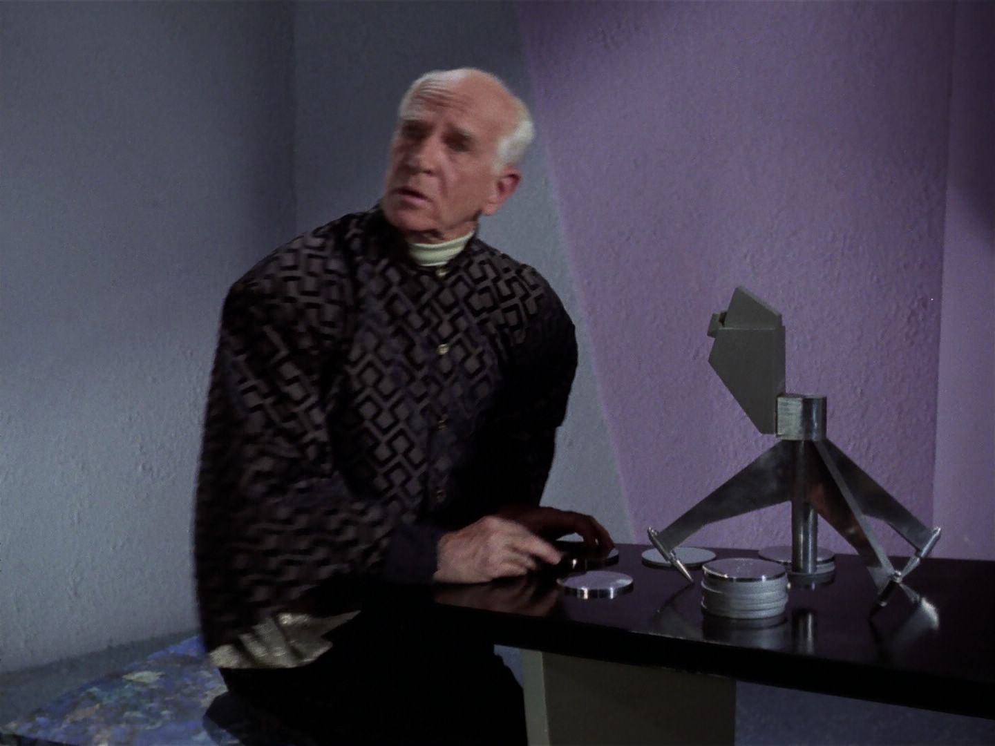 ariane179254_StarTrek_3x23_AllOurYesterdays_0185.jpg